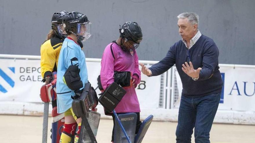 José Luis Huelves entrena a los porteros.