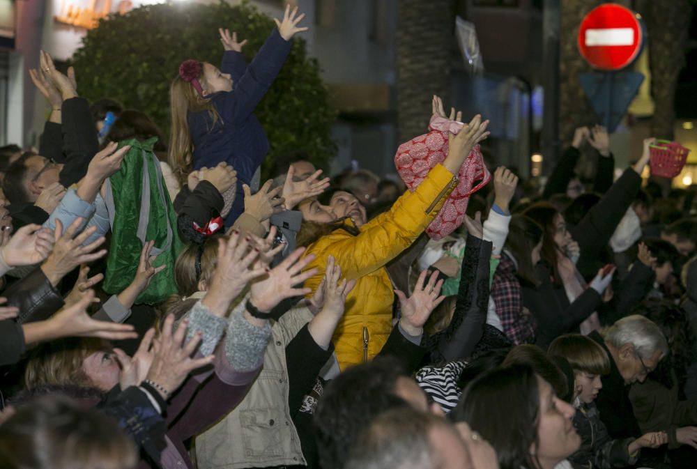 Los Reyes Magos reparten ilusión por la ciudad de Alicante.