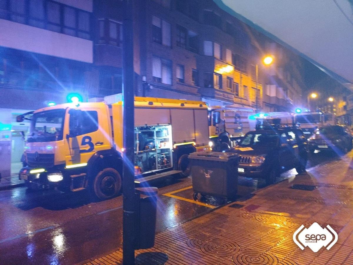 Camiones de Bomberos durante las labores de extinción.