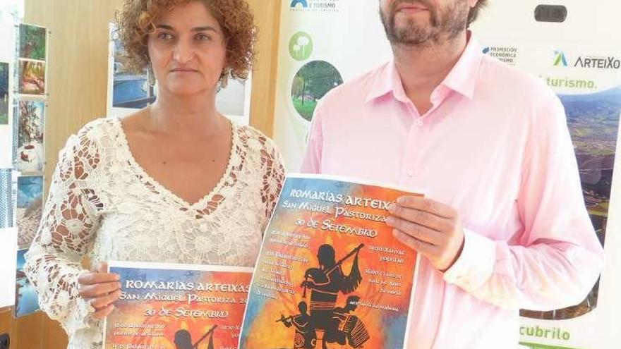 La edil de fiestas y el alcalde, en la presentación de la romería.