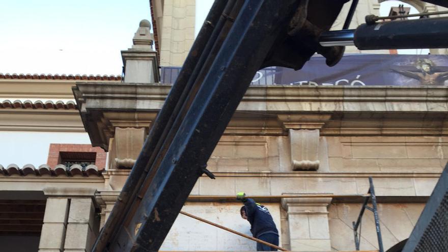 Nules retira las últimas placas franquistas de la fachada de la iglesia