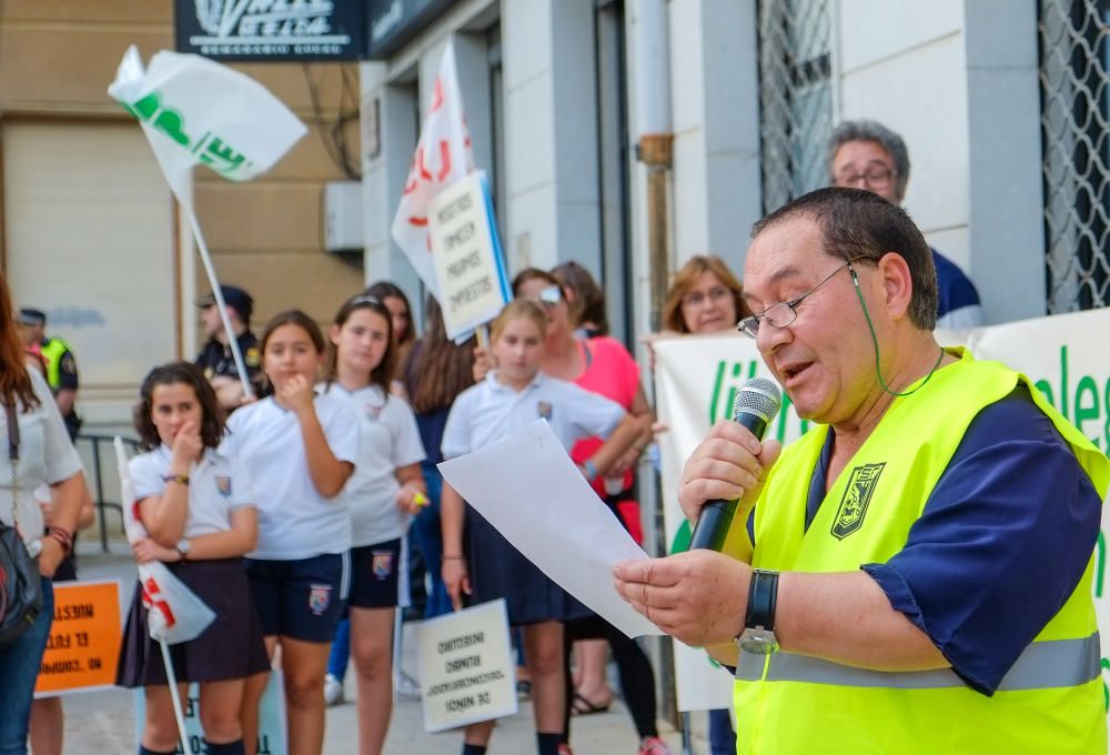 La educación concertada protesta en Elda contra los recortes del Consell