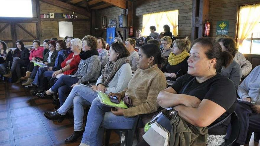 Asistentes al taller de cocina celebrado ayer en Gamones.