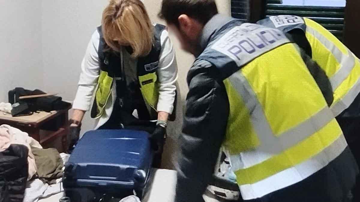 Los policías, durante el registro en la casa de uno de los detenidos.