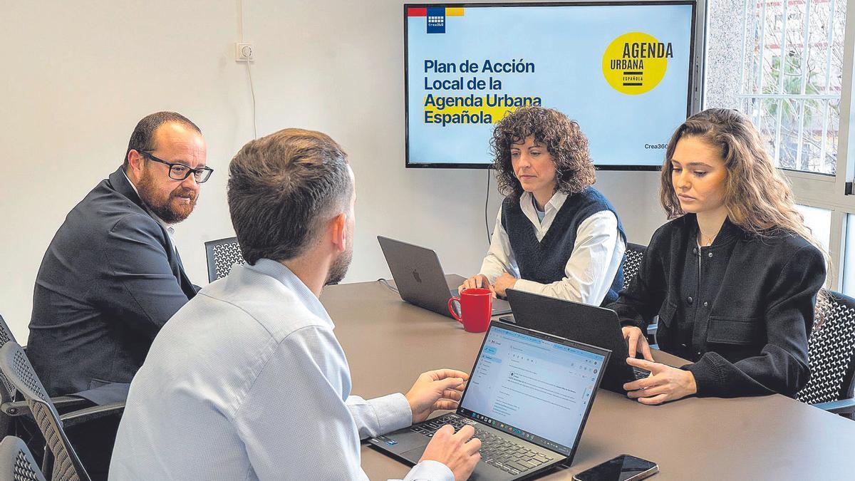 El equipo Crea360, trabajando en la redacción de la Agenda Urbana local.