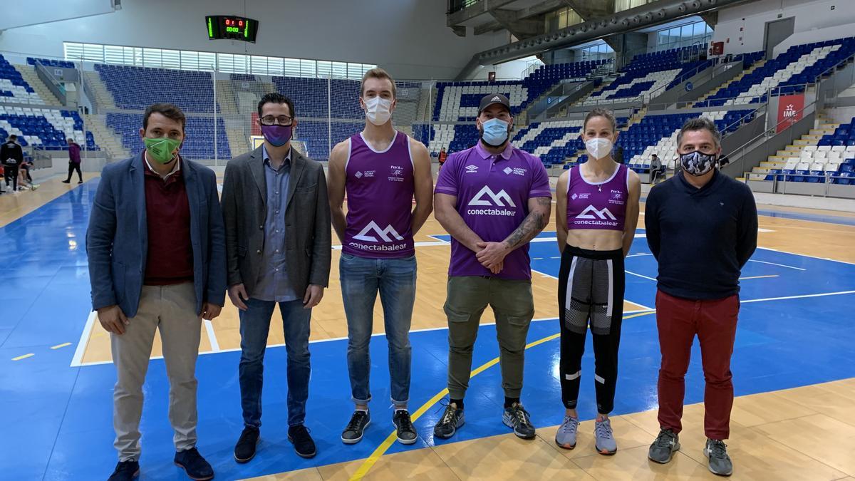 José Tirado, Joan Miquel Durán, David Abrines, José Ángel Pinedo, Natalia Romero y Biel Gili posan en la pista de Son Moix.