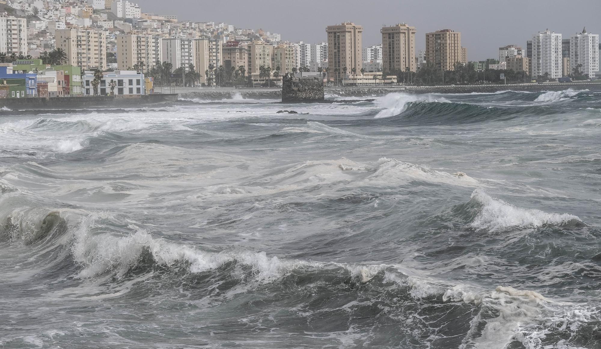 Este miércoles, vecinos, Policía Local y Bomberos de LPGC llevaron a cabo labores de acondicionamiento y prevención tras las inundaciones por el fuerte oleaje en el barrio de San Cristóbal, en la capital grancanaria.