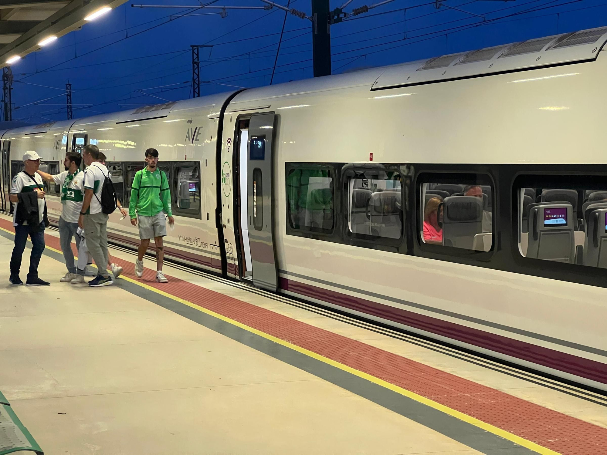 La afición del Elche inicia su viaje a La Coruña para ver ascender al equipo