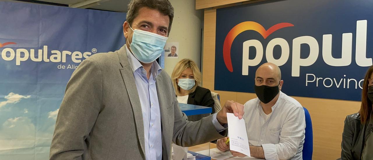 El presidente del PPCV, Carlos Mazón, vota en su agrupación en Alicante.