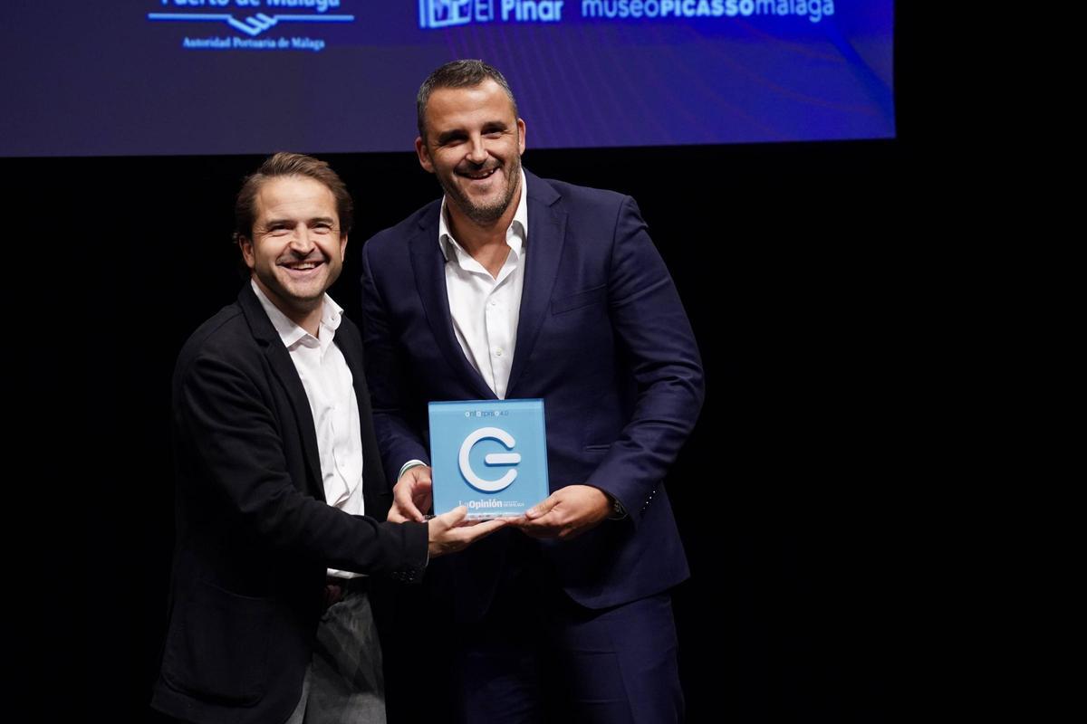 Emiliano Fuentes,  de Colegio El Pinar, entregó el Premio a Curro Rodríguez