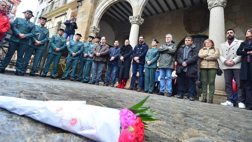 Plasencia guarda silencio por los guardias civiles asesinados