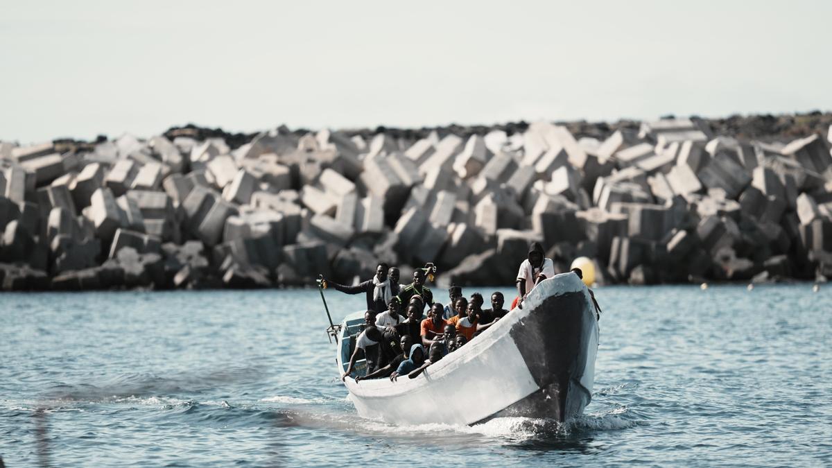Un cayuco llega al puerto de La Restinga, en El Hierro, el pasado 31 de octubre.