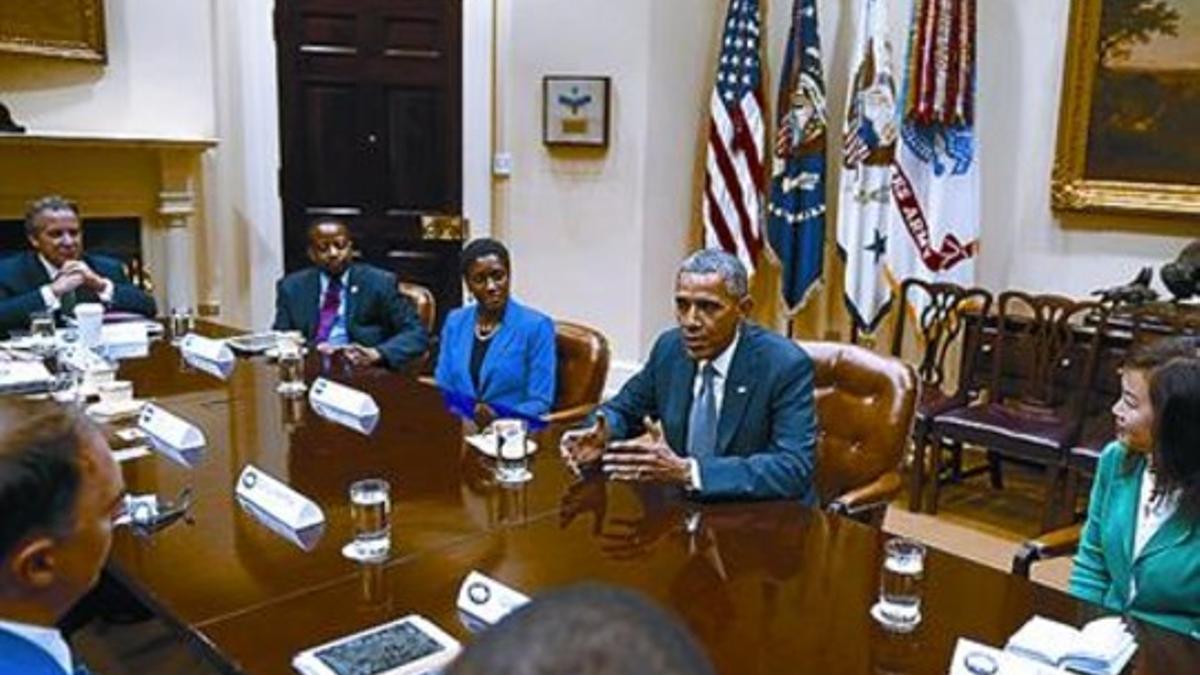 Barack Obama, con pequeños empresarios, ayer en la Casa Blanca.