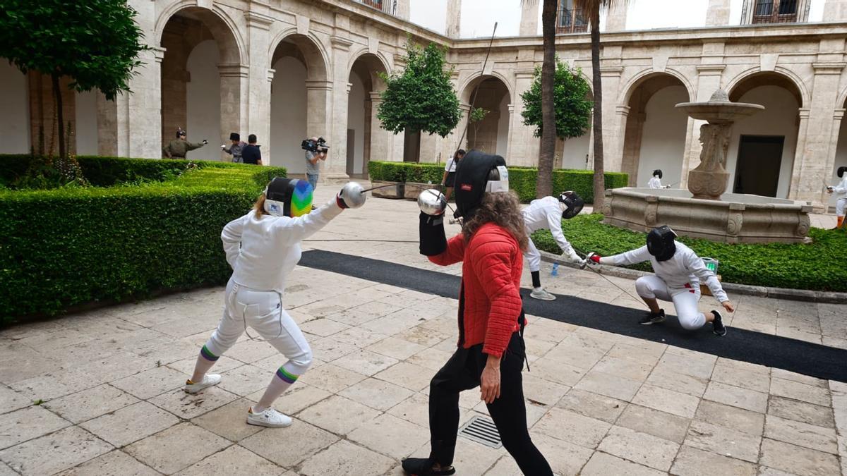 La delegada del Gobierno con la presidenta del club Robera Sala d'Armes de Benetússer, Laura Pérez Aguado.