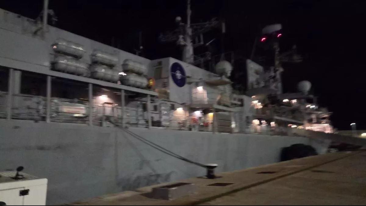 Das Kriegsschiff HMS Richmond im Hafen von Palma.