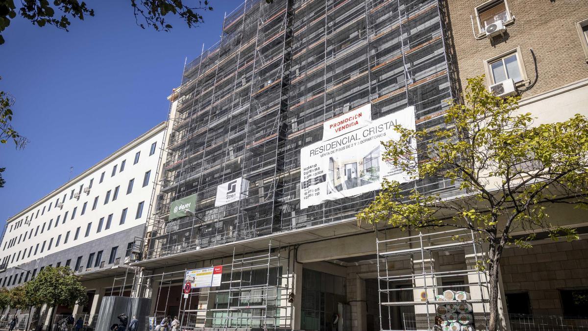 Aspecto de la manzana de la comisaría Delicias de Zaragoza, donde se ultima la construcción de 14 pisos de lujo.