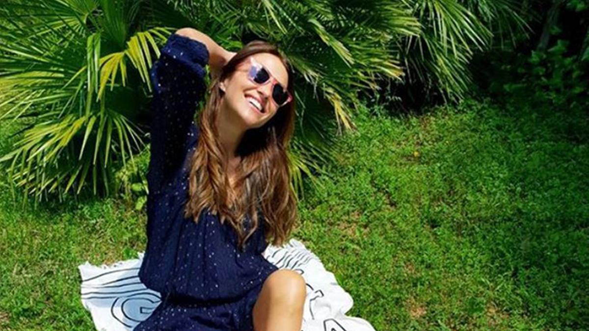 Paula Echevarría tomando el sol con vestido y chanclas de Lacoste