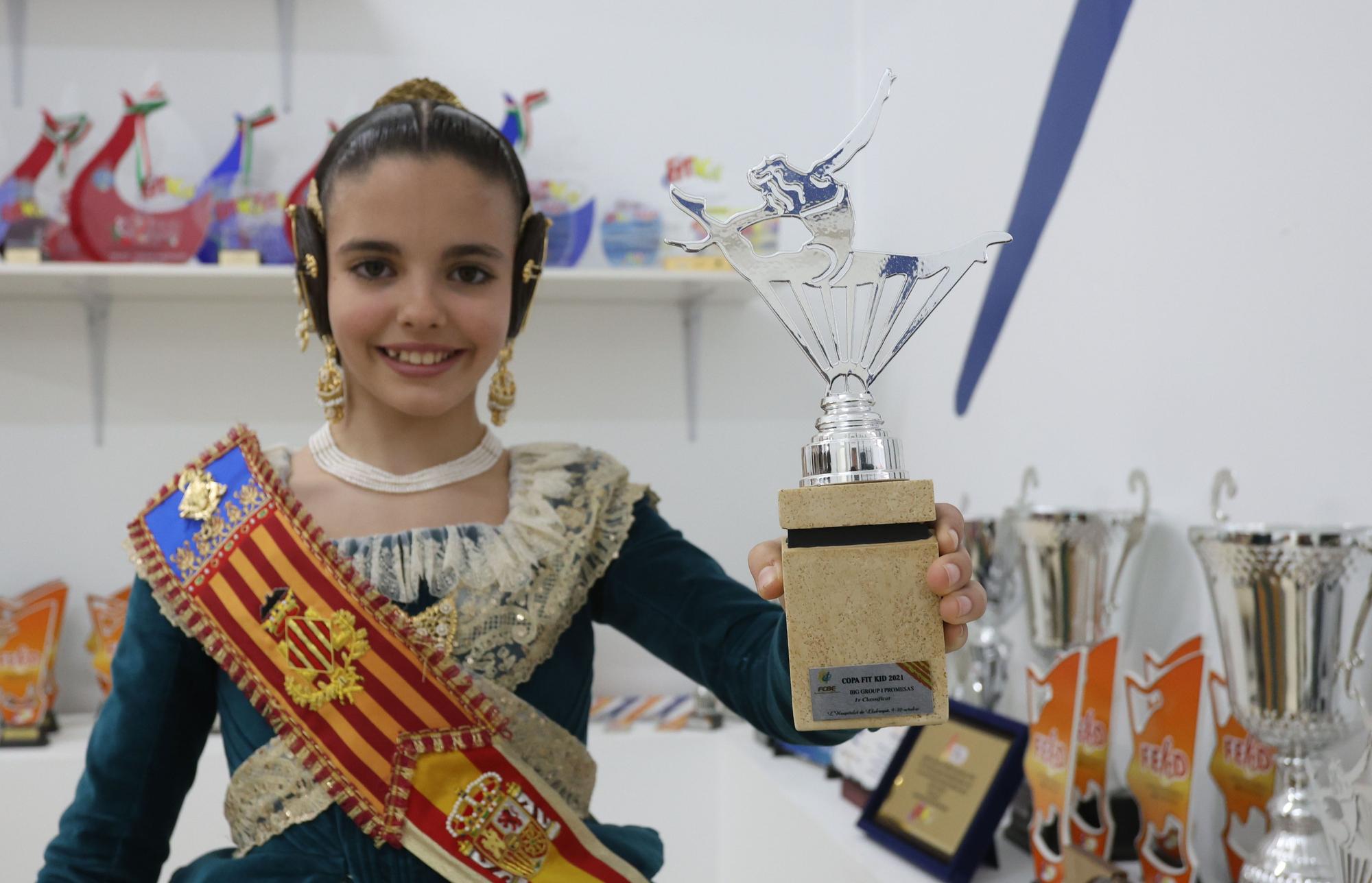 Paula posa orgullosa con su trofeo de campeona de la Copa Fit Kid 2021.