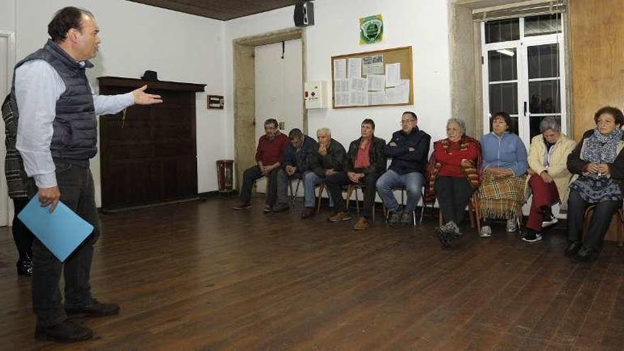 José Crespo, durante una reciente reunión con vecinos en Soutolongo. // Bernabé/Javier Lalín