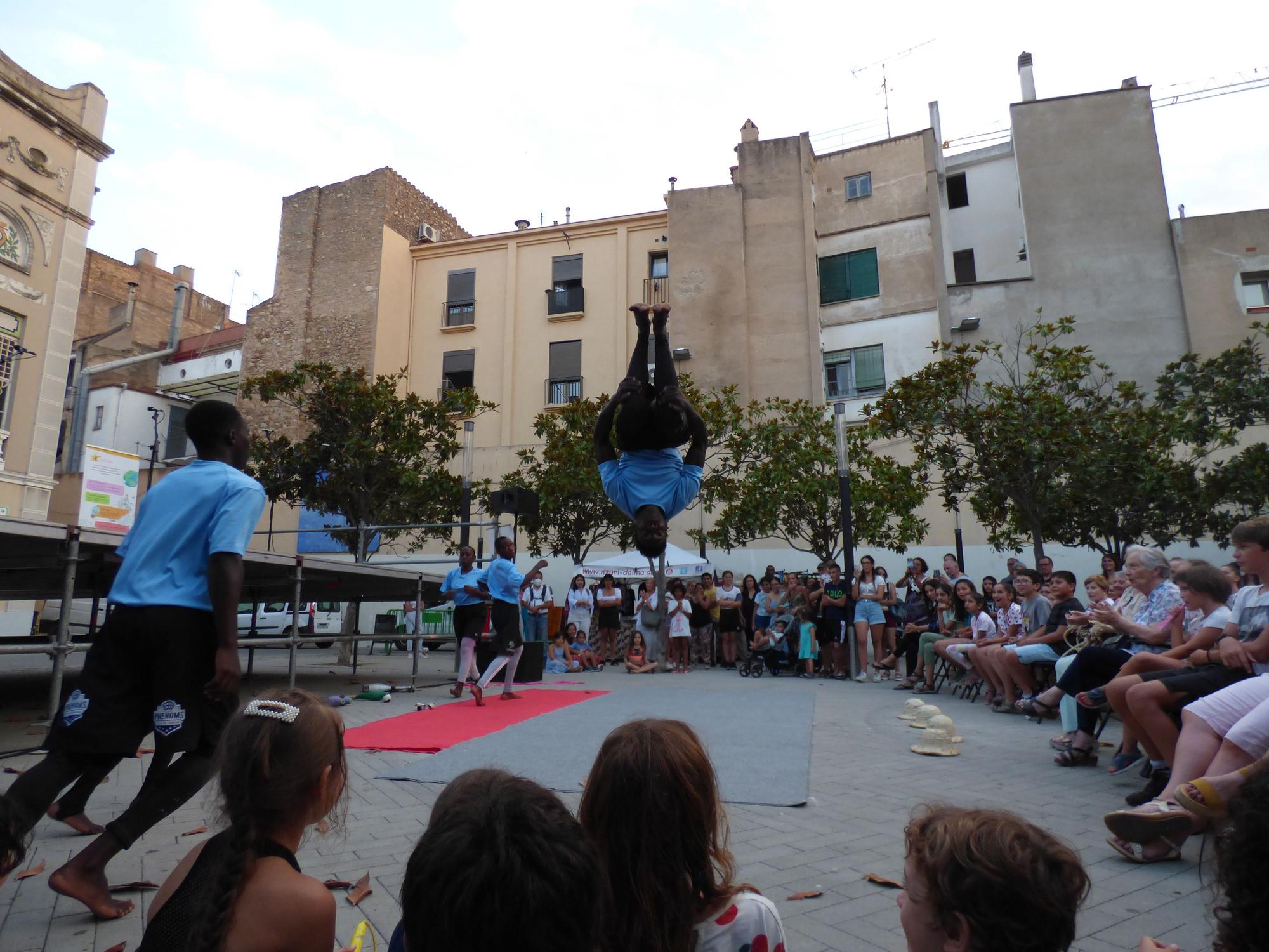 Actuació musical i circense de Nzuri Daima a Figueres