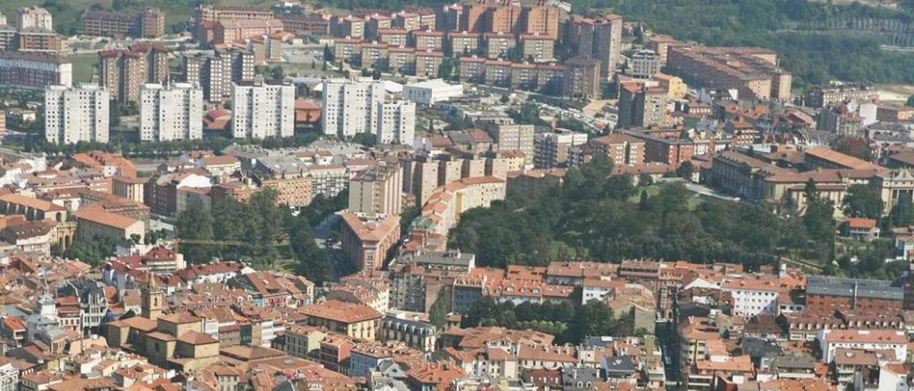 Vista aérea de Oviedo, con Uría en primer término y Otero y San Lázaro al fondo.