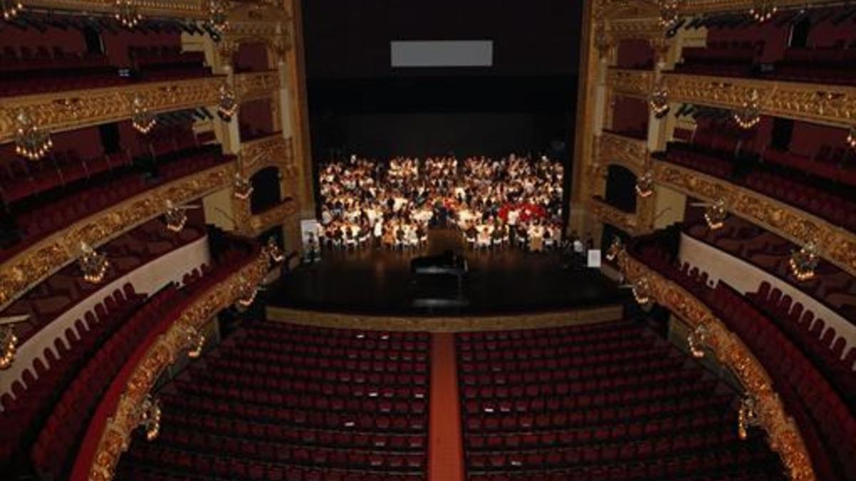 Vista del escenario del Liceu durante la celebración de la Gran Nit Solidària.