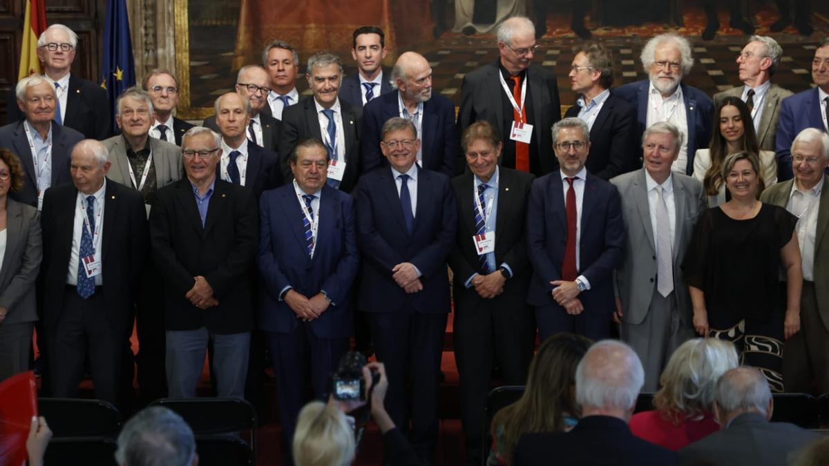 Autoridades y los 21 premios Nobel que forman parte del jurado, posando tras conocerse los premiados en la 35 edición de los premios Rei Jaume I.