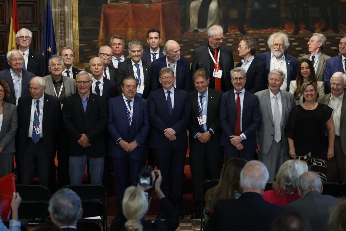 Autoridades y los 21 premios Nobel que forman parte del jurado, posando tras conocerse los premiados en la 35 edición de los premios Rei Jaume I.