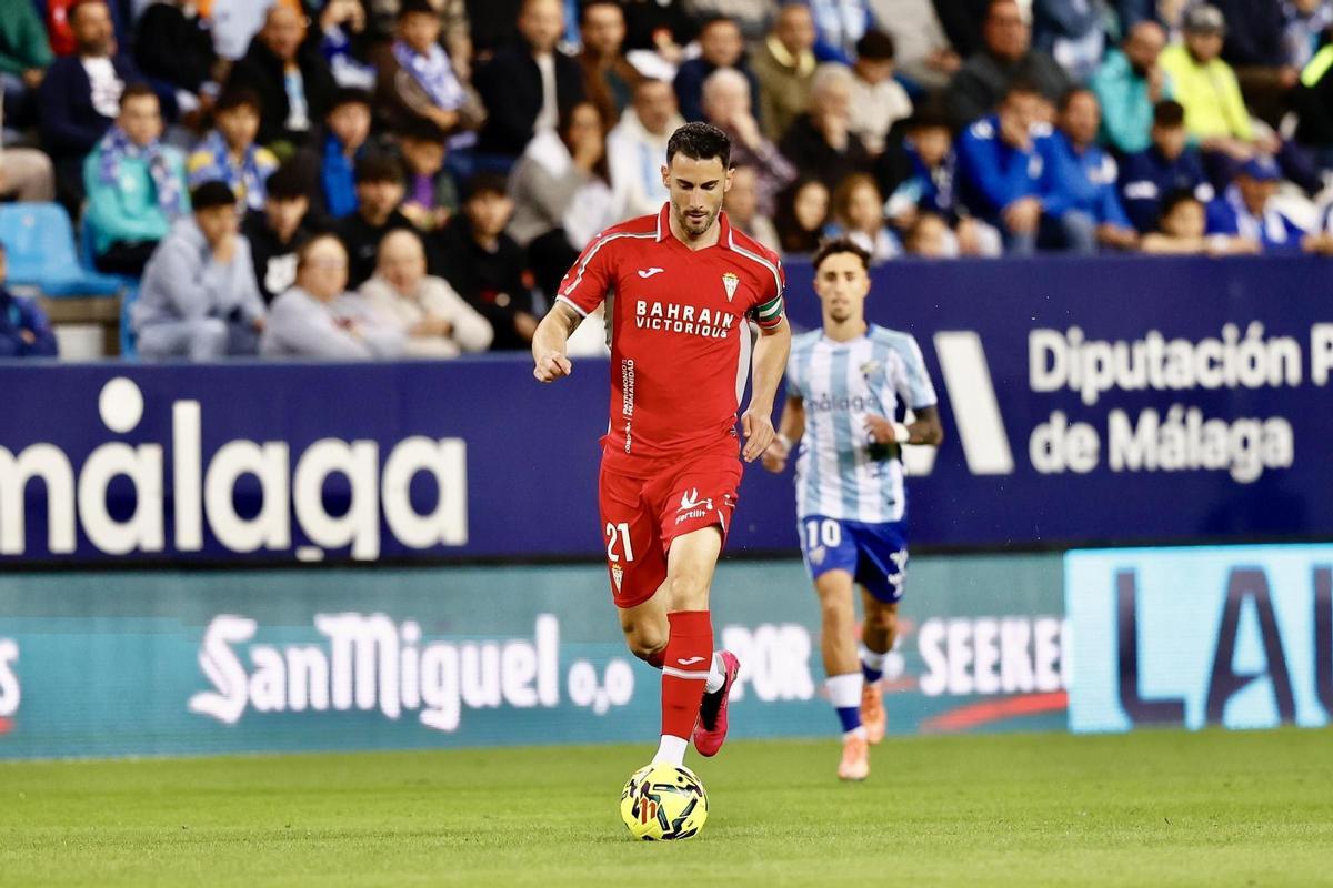 Carlos Albarrán, con Larrubia de fondo, instantes antes de su expulsión en La Rosaleda.