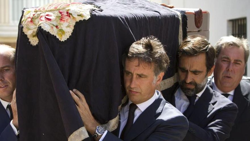 Hijos de Ruiz Mateos trasladan su féretro el día de su funeral.