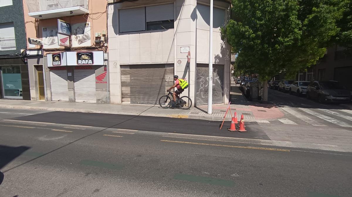 Un ciclista por la acera en vista de que el carril bici está siendo desmantelado, este miércoles