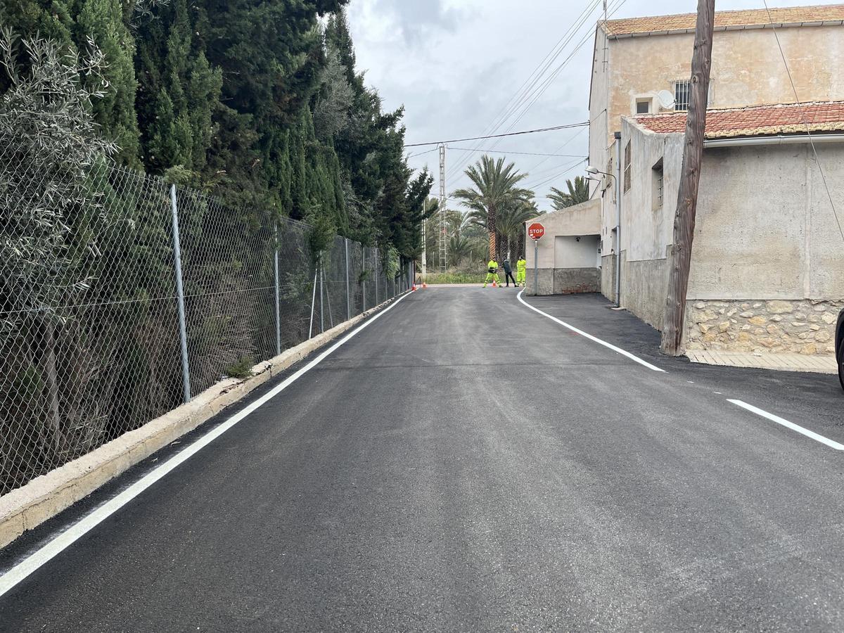 Camino recién asfaltado dentro del plan municipal de Elche