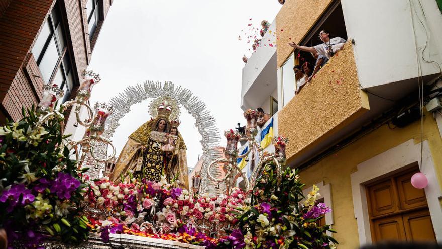 Procesión de la Virgen del Carmen por las calles de La Isleta, en julio de 2016.