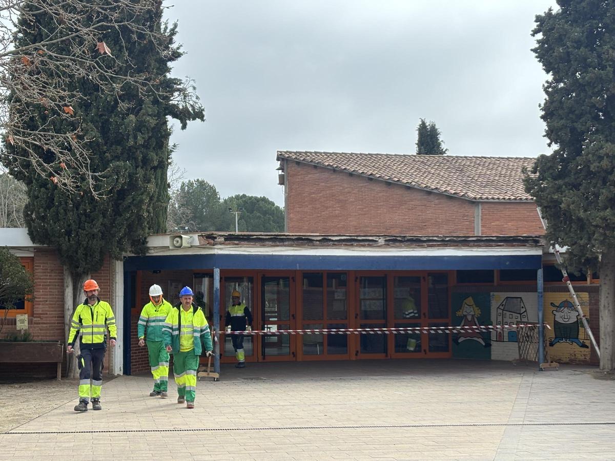 Operaris treballant aquest matí a l’escola Emili Vallès d’Igualada, després de la suspensió de l’activitat per motius de seguretat