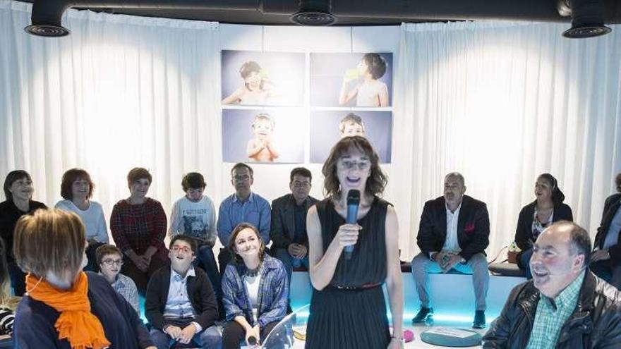 Vicky Bendito, de pie, ayer, durante la presentación de la exposición &quot;Quiero cinco sentidos&quot;.