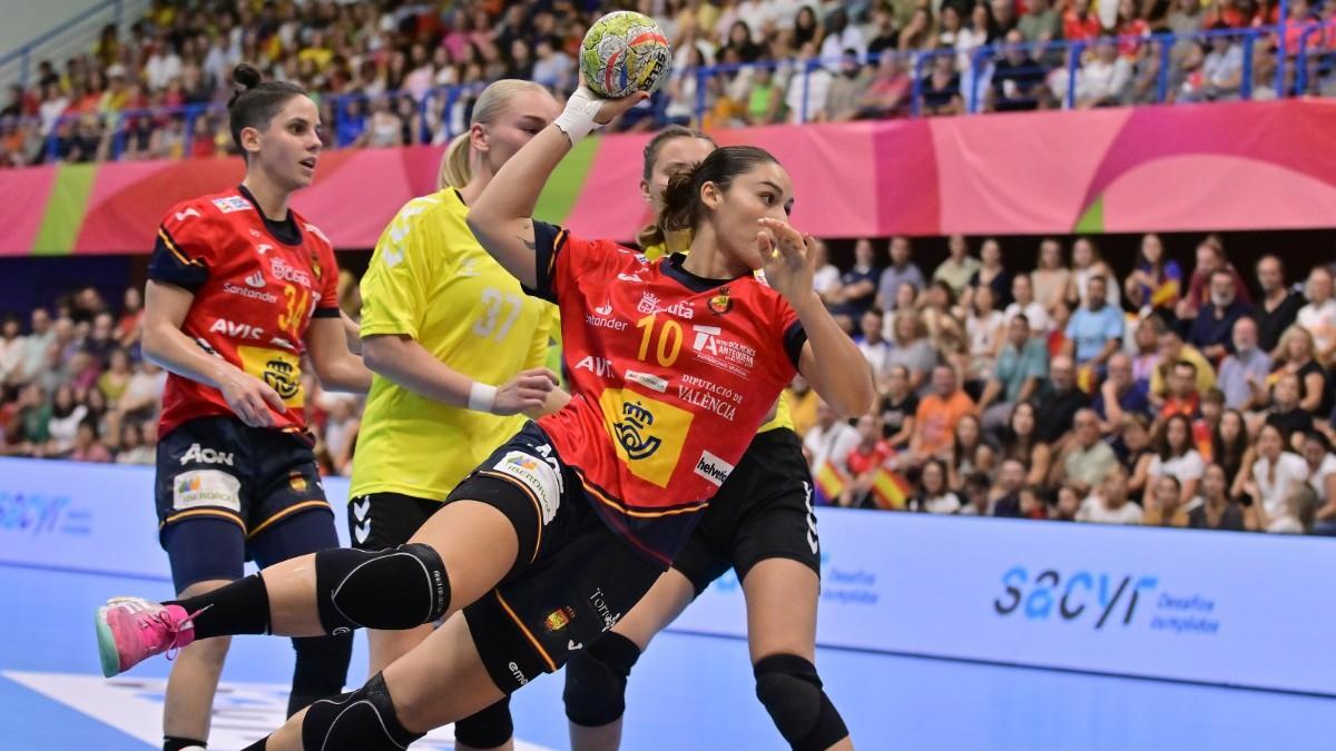 Lance del partido entre las selecciones de balonmano de España y Lituania