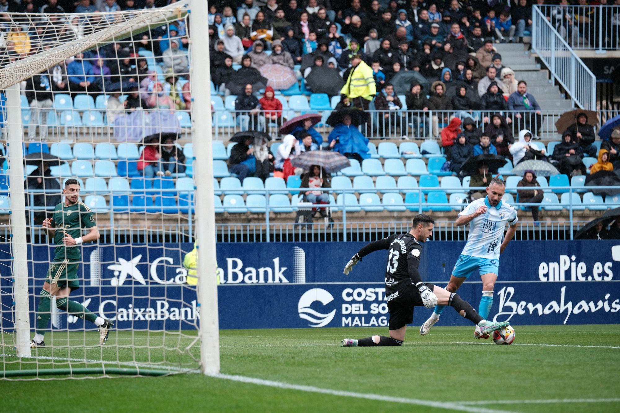 Una imagen del encuentro entre el Málaga CF y el Linares Deportivo, disputado en La Rosaleda.