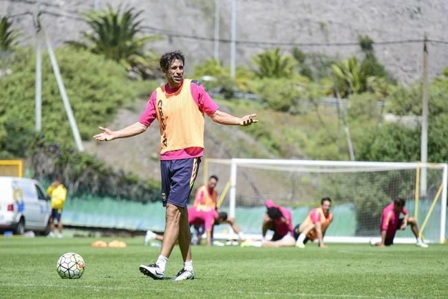 Entrenamiento de la UD Las Palmas en Barranco ...