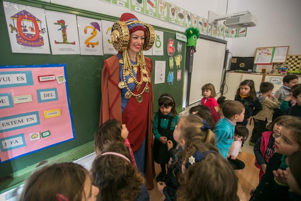 La Dama Viviente visita los colegios de Elche