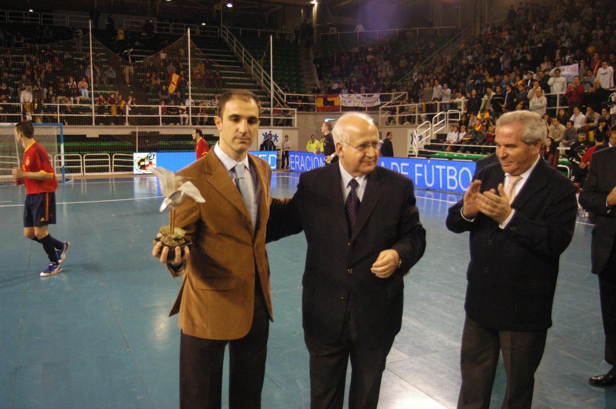 Javi Sánchez recibe un reconocimiento en Cáceres durante un partido de la selección española de fútbol sala en el Multiusos.OVENIA HOMENAJE A JAVI SANCHEZ R VIVAS