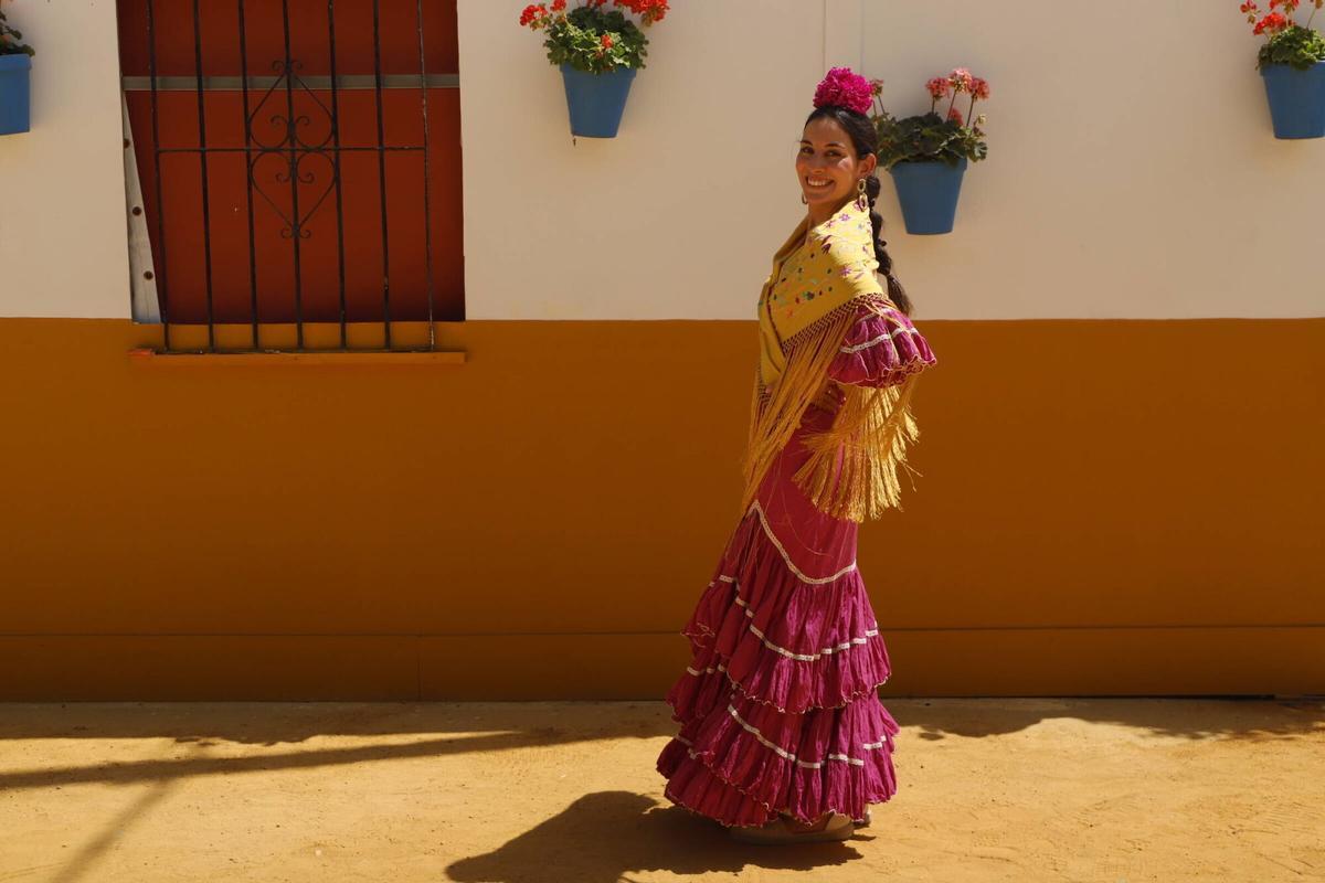 Cordobesas y visitantes lucen sus trajes de gitana en El Arenal