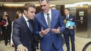 El presidente del Gobierno, Pedro Sánchez, y su homólogo francés, Emmanuel Macron, charlan tras la reunión mantenida hoy en Alicante.