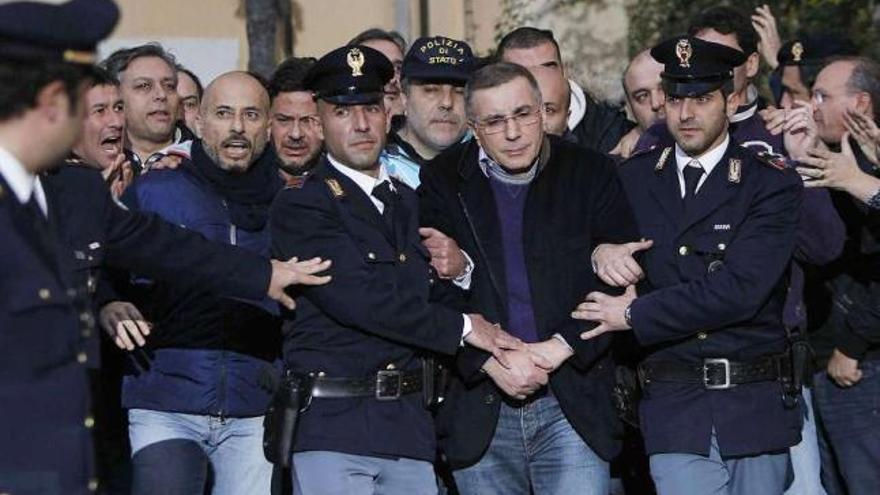 Michele Zagaria, con gafas, conducido por policías al salir de la comisaría de Caserta. / ciro de luca