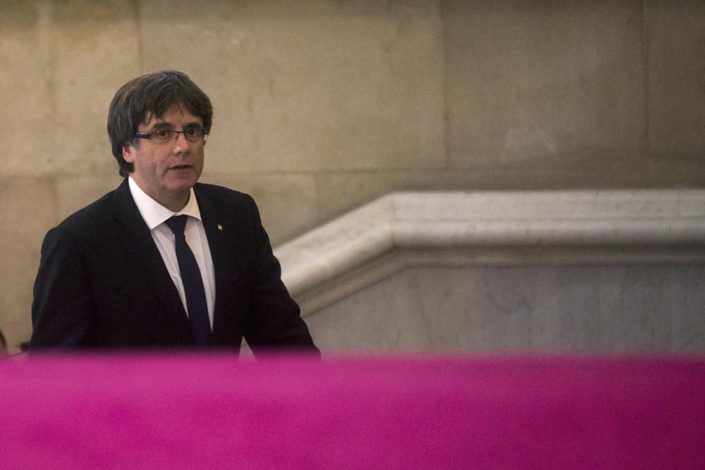 Carles Puigdemont entra al Parlament.