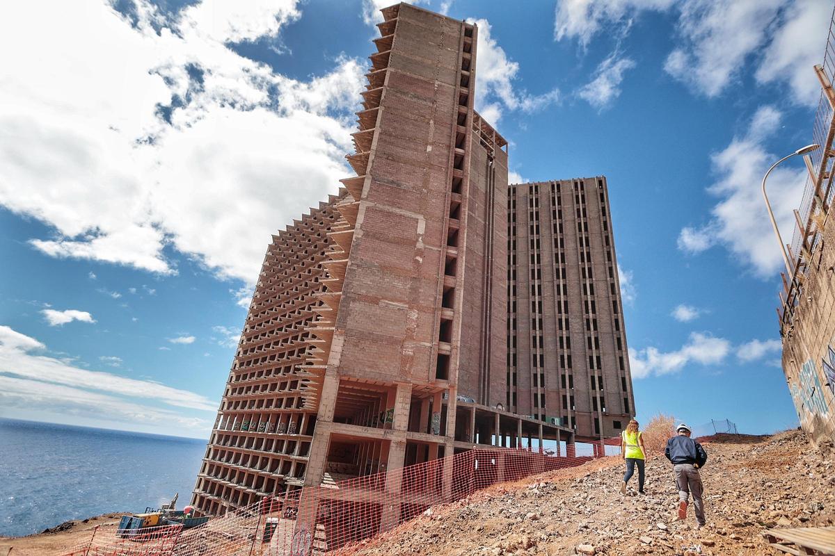 Trabajos de demolición de las escaleras de los pisos bajos del mamotreto de Añaza