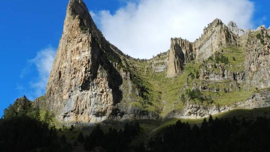 La Guardia Civil rescata a un escalador que cayó 40 metros en el Tozal del Mallo