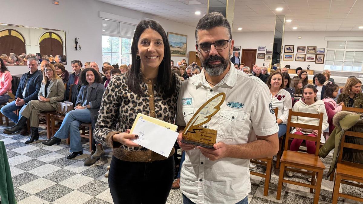 María Sampedro entregándolle o premio a Manuel López, gañador na categoría de adultos.