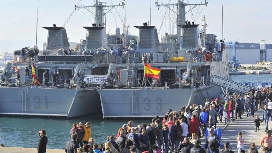 Un numeroso grupo de visitantes hicieron colas ayer para descubrir el interior de los buques de guerra de la Armada atracados en el puerto de Santa Pola.