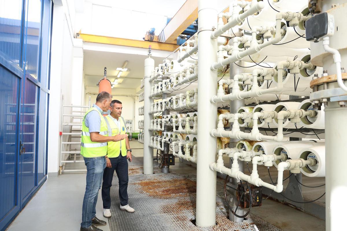 Domingo Cejas (i) y Oswaldo Betancort, en la Central de Desalación de Agua Potable Díaz Rijo.