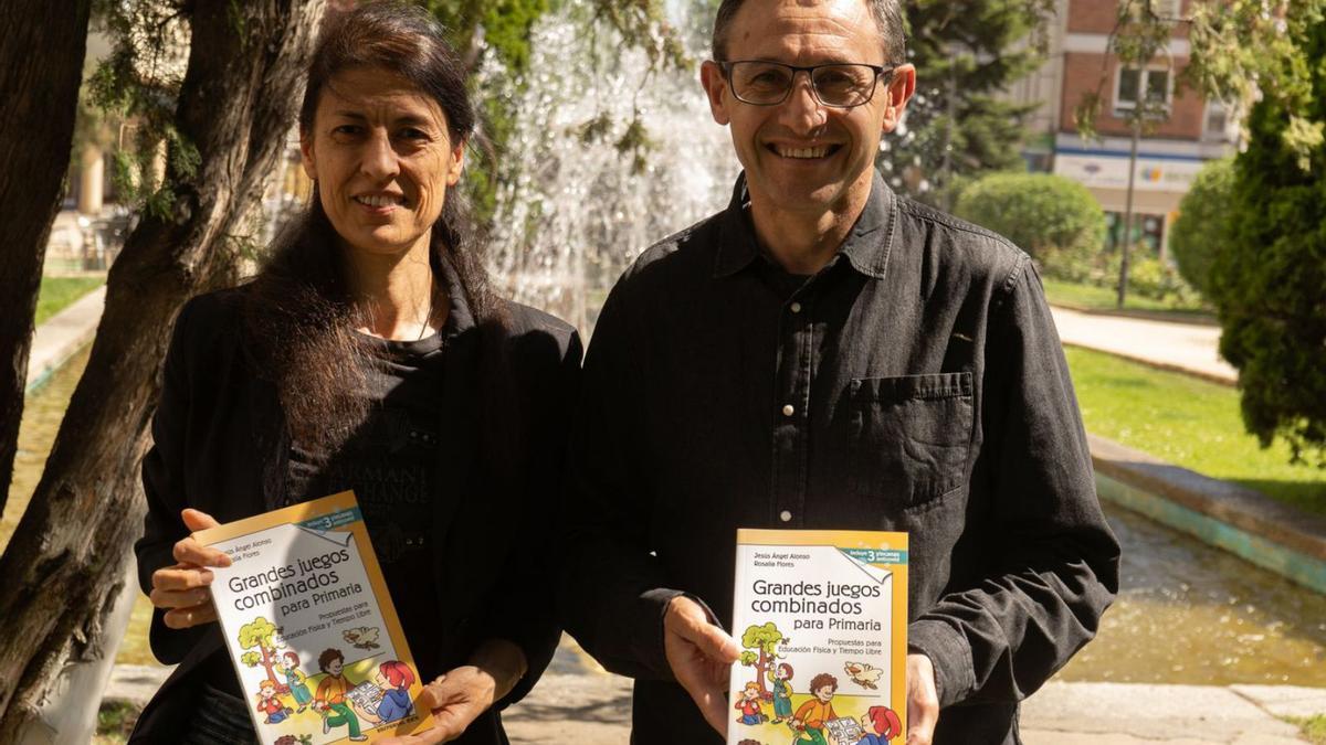 Rosalía Flores y Jesús Ángel Alonso cada uno con un ejemplar de su nuevo libro. | J. L. F.